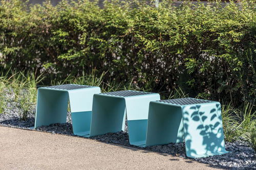 Современный табурет - SINUS - mmcité street furniture - из гальванизированной стали / из перфорированного листа / с основанием из оцинкованной стали