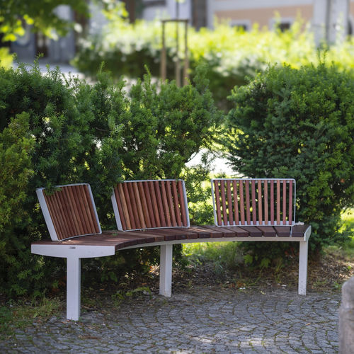Современная общественная скамейка - VERA SOLO - mmcité street furniture - из лиственных пород дерева / из сосны / из гальванизированной стали