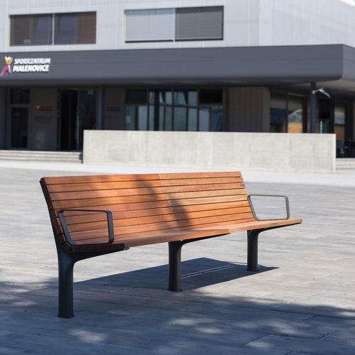 Современная общественная скамейка - VLTAU - mmcité street furniture - из лиственных пород дерева / из акации / из литого алюминия