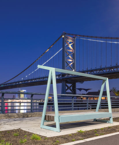 Современная общественная скамейка - WOODY SOLAR - mmcité street furniture - из лиственных пород дерева / из гальванизированной стали / без спинки