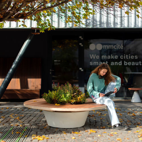 Современный стол - CONICS - mmcité street furniture - из ламината высокого давления / с основанием из бетона / круглый
