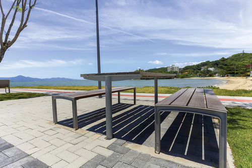 Современный стол для пикника - TABLY - mmcité street furniture - из лиственных пород дерева / из сосны / из акации