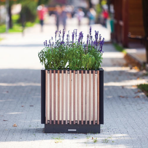 Кадка для садовых растений из сосны - KVĚTA - mmcité street furniture - из лиственных пород дерева / из стали / квадратная