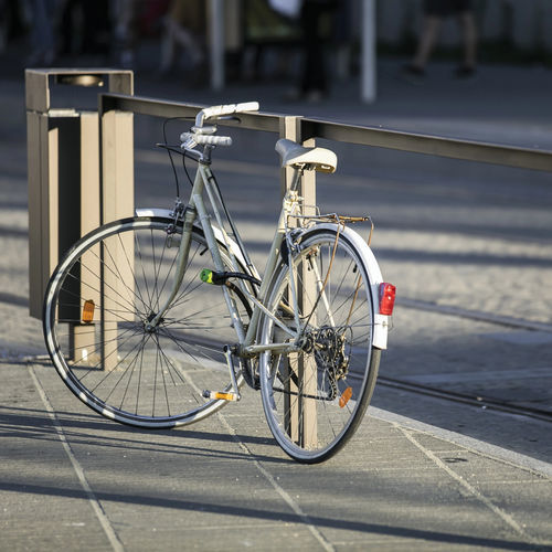 Ограждение из нержавеющей стали - LOTLIMIT - mmcité street furniture - с тросами / решетчатое / для наружного применения