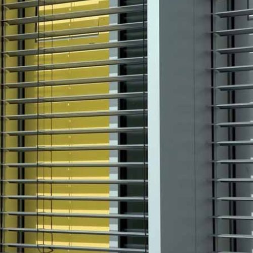 Солнцезащитное устройство из алюминия - Solaris Tende srl - для фасада / для окна / вертикальное