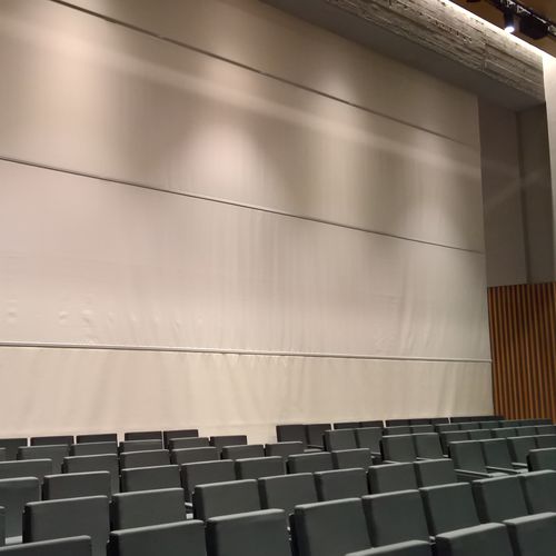 Отделительная перегородка для офиса для потолочного крепления - FLEXIWALL DIVISORIO PER AUDITORIUM - Solaris Tende srl - из акустической ткани / из огнестойкой ткани / звуконепроницаемая