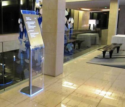 Напольная сигнальная табличка - RADISSON BLU DAKAR - Signo - алюминий / световая / для указания направления
