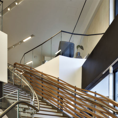Высококачественная лестница - LULULEMON, TIME WARNER CENTER, NEW YORK - EeStairs - винтовая / с деревянными ступеньками / конструкция из лакированной стали