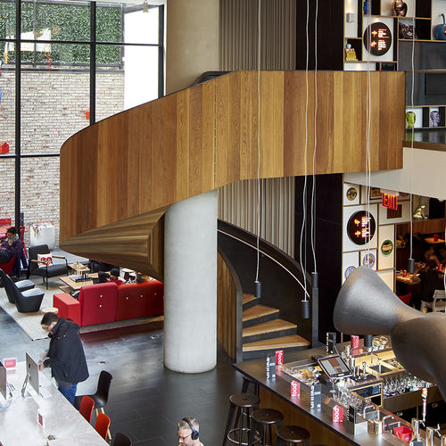 Высококачественная лестница - CITIZENM, BOWERY, NEW YORK - EeStairs - спиральная / с деревянными ступеньками / деревянная конструкция