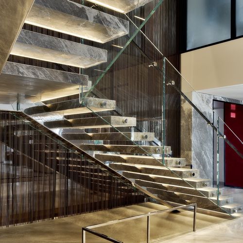 Высококачественная лестница - TRIDEL DESIGN CENTRE, TORONTO - EeStairs - с поворотом на 90° / мраморная ступень / стальная конструкция