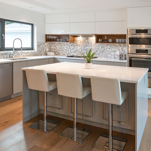 Современная кухня - CHELSEA - AYA kitchens - из дерева / из ПЭТФ / островного типа