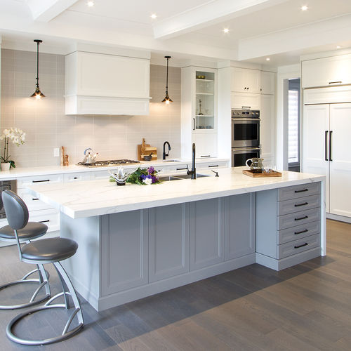 Классическая кухня - BERKSHIRE - AYA kitchens - из окрашенной древесины / островного типа / L-образная