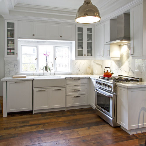 Классическая кухня - SEAFORTH - AYA kitchens - из окрашенной древесины / островного типа / с ручками