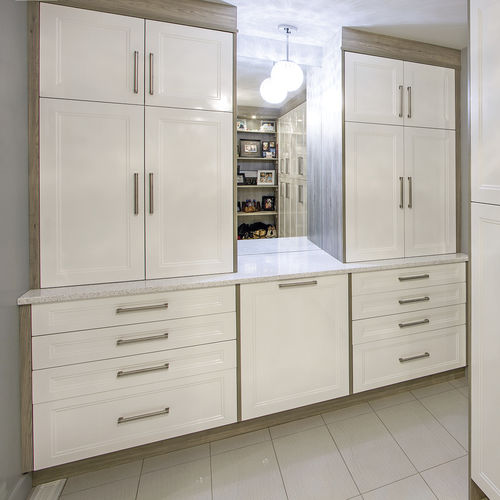 Классическая гардеробная - SHERWOOD - AYA kitchens - из дерева / с распашной дверцей