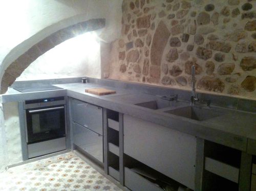 Современная кухня - EPAISSEUR 10 - BALIAN BETON Atelier - из бетона UHPC Ductal© / из стали / с ручками