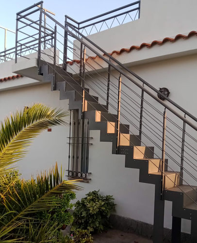 Лестница для наружного применения - Link Iron - CAST DESIGN - прямая / с металлическими ступеньками / металлическая конструкция