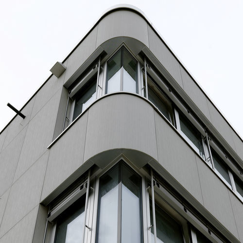 Панельная облицовка фасада - LYCÉE FRIEDRICH RÜCKERT - Rieder Facades GmbH - из бетона, армированного волокнами / вертикальная / из перерабатываемых материалов