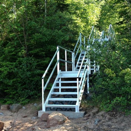 Прямая лестница - HILLSIDE & BEACH - Upside Innovations - с металлическими ступеньками / металлическая конструкция / для наружного применения