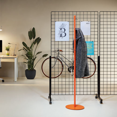 Вешалка для верхней одежды на ножке - BOLOGNA - Made Design Barcelona - современная / из хромированной стали / дерево