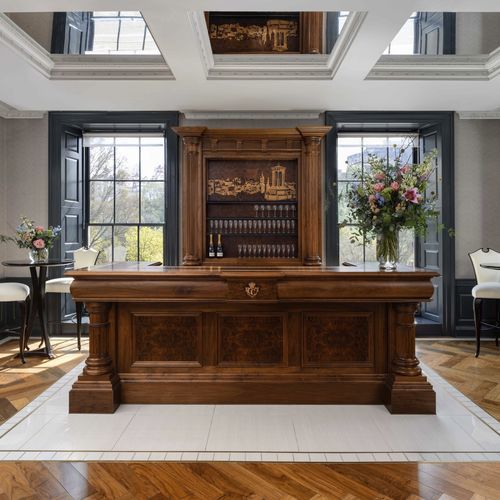 Барная стойка для бара - PRINCES STREET PRIVATE CLIENT LOUNGE - Clive Christian - из дуба / из орехового дерева / из клена