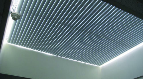 Солнцезащитное устройство из лакированного алюминия - ECOSTORE MATIC - Kingspan Light + Air - для окна / для кровли / направляемое