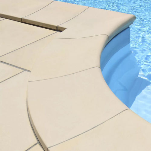 Бортик бассейна из дерева - Piscine Acquaform - из бетона / из восстановленного камня / противоскользящий