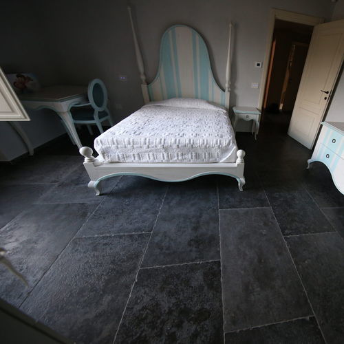 Напольное покрытие из натурального камня - BLUESTONE - Pietra di gerusalemme - из иерусалимского камня / для интерьера / для гостиной