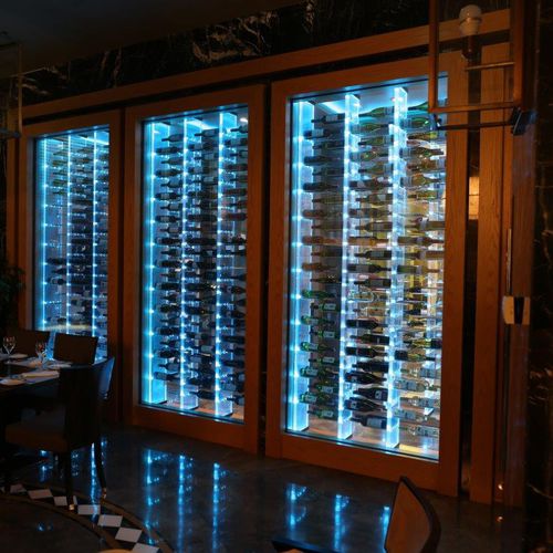 Винный шкаф для профессионального использования - RADISSON BLU PERA HOTEL - Focus Wine Cellars - встраиваемый / из стекла / из дерева