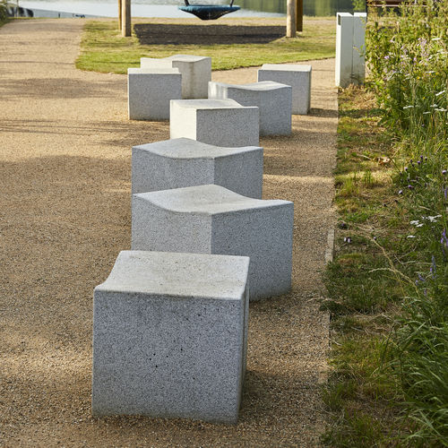 Современный табурет - SERPENTINE - Factory Street Furniture - из гранита / с центральной опорой / для общественных мест