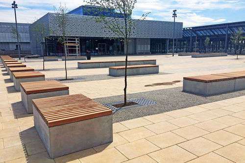 Современная общественная скамейка - Factory Street Furniture - из дерева / из бетона