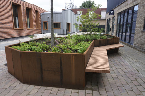Кадка для садовых растений со встроенной скамьей - FOLDED LIP CUBIT - Factory Street Furniture - из дерева / из кортеновской стали / прямоугольная