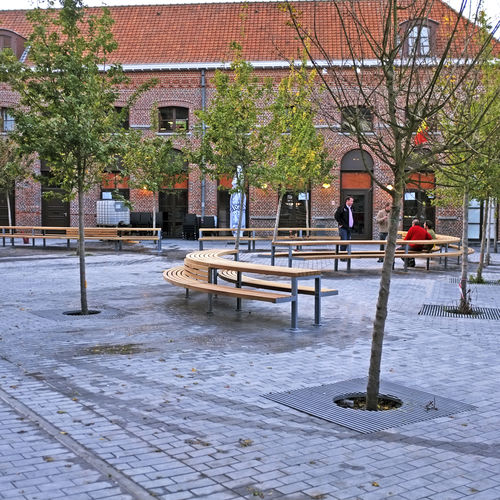 Современный стол для пикника - TOURNAI, BELGIUM - Factory Street Furniture - из ироко / из гальванизированной стали / изогнутый