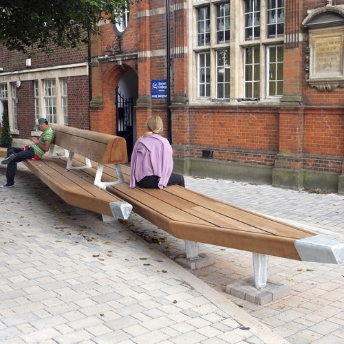 Современная общественная скамейка - CHIPPING BARNET CHURCH GARDENS, LONDON - Factory Street Furniture - из дерева / из гальванизированной стали / со спинкой