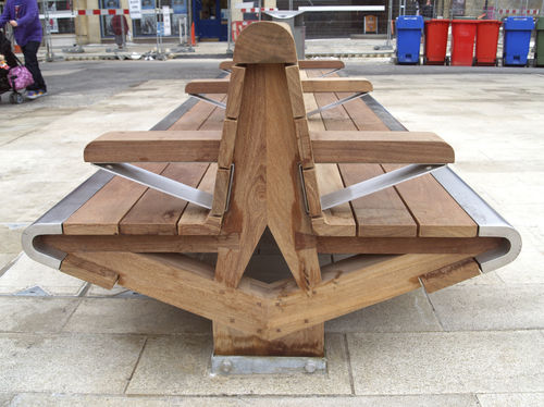 Современная общественная скамейка - CATHEDRAL SQUARE, PETERBOROUGH - Factory Street Furniture - из дерева / из нержавеющей стали / со спинкой