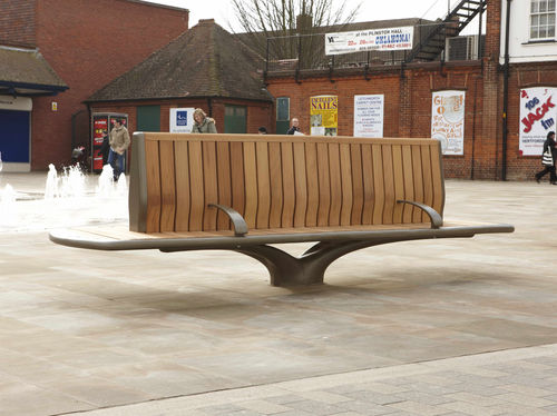 Современная общественная скамейка - LEYS SQUARE, LETCHWORTH GARDEN CITY - Factory Street Furniture - из дерева / из литого алюминия / со спинкой