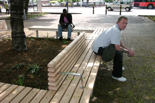 Современная общественная скамейка - TUSTIN ESTATE, SOUTHWARK - Factory Street Furniture - из дерева / из нержавеющей стали / со спинкой