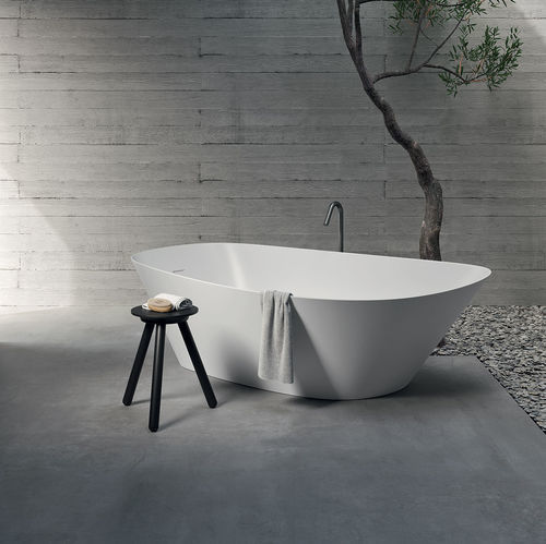 Овальная ванна - Rexa Design - отдельностоящая / для жилых зданий / из Solid Surface