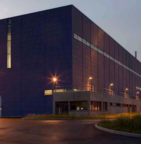 Листовая облицовка фасада - LINE 2000  - Arconic Architectural Products SAS, Merxheim/Frank - из алюминия / вертикальная / ребристая