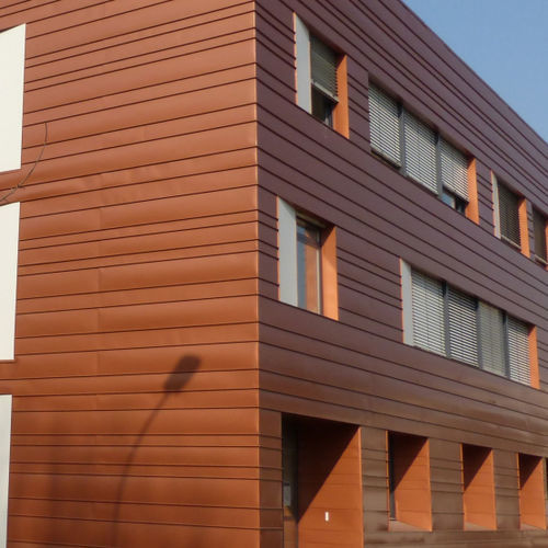 Листовая облицовка фасада - INSA LYON  - Arconic Architectural Products SAS, Merxheim/Frank - из крашеного алюминия / вертикальная / ребристая