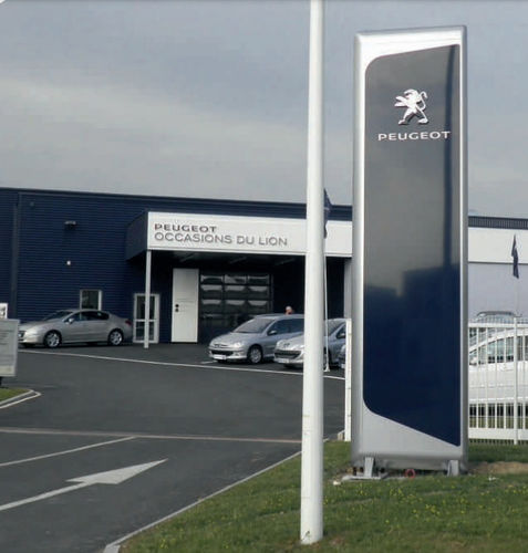 Облицовка фасада из реек - PEUGEOT STORES  - Arconic Architectural Products SAS, Merxheim/Frank - из алюминия / вертикальная / гладкая