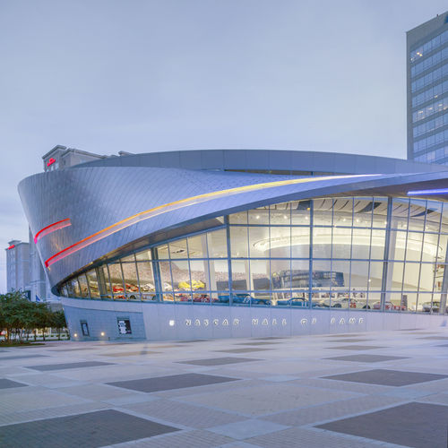 Панельная облицовка фасада - NASCAR HALL OF FAME - A. Zahner - из нержавеющей стали / вертикальная / гладкая