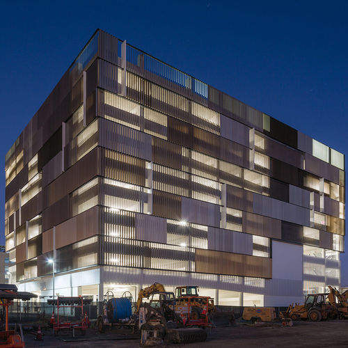 Солнцезащитное устройство из алюминия - UCSF PARKING STRUCTURE - A. Zahner - для фасада / вертикальное / направляемое
