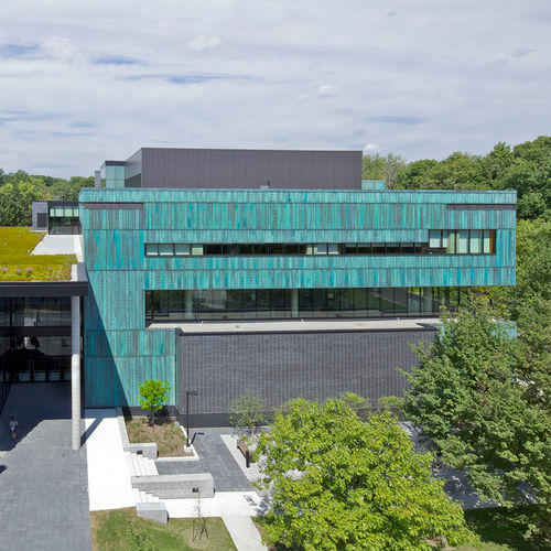 Панельная облицовка фасада - INSTRUCTIONAL CENTRE, TORONTO - A. Zahner - из меди / вертикальная / патинированная