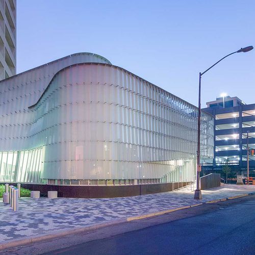 Солнцезащитное устройство из металла - MCCOY FEDERAL BUILDING - A. Zahner - из стекла / для фасада / вертикальное