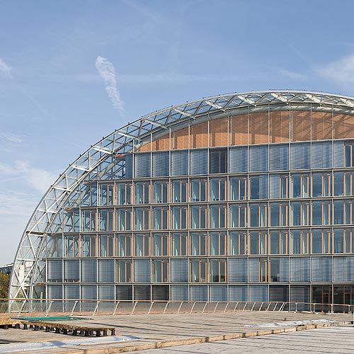 Панельная облицовка фасада -  EUROPEAN INVESTMENT BANK, LUXEMBOURG - Schindler - из дерева / отражающая