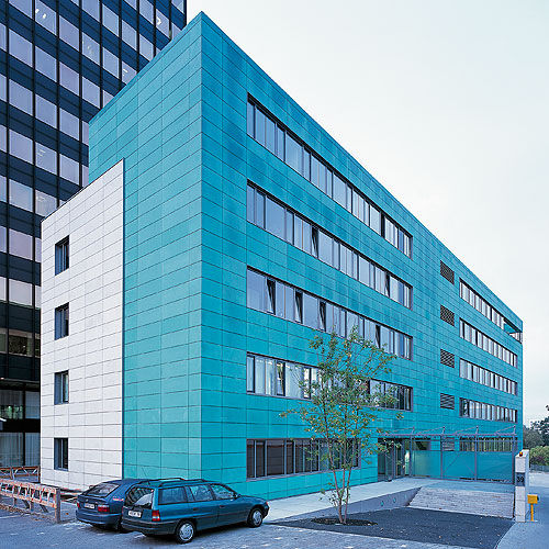 Кассетная облицовка фасада - OFFICE BUILDING DBV-WINTERTHUR VERSICHERUNGEN, WIESBADEN - Schindler - из натурального камня / патинированная