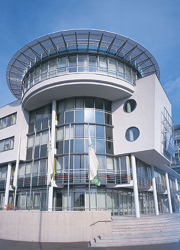 Панельная тонкостенная перегородка - HEAD OFFICE AOK, ASCHAFFENBURG - Schindler - из алюминия и стекла