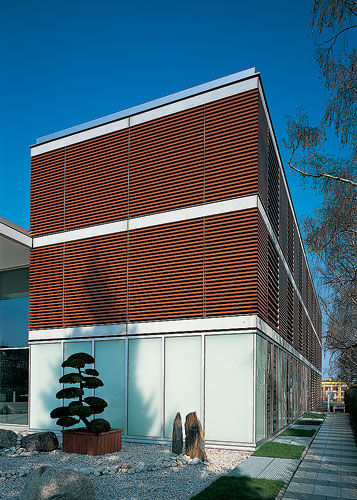 Солнцезащитное устройство из дерева -  HAUS DER BEGEGNUNG, BERLIN - Schindler - для фасада