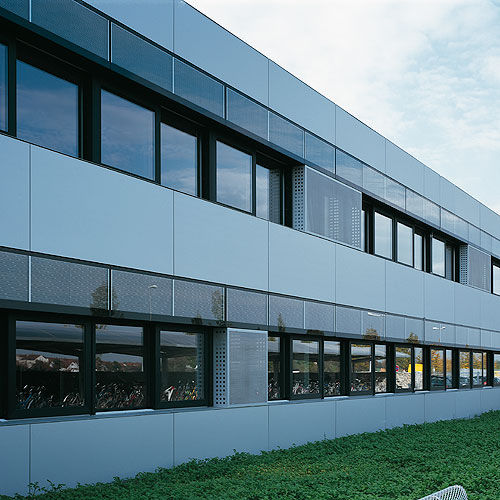 Панельная облицовка фасада - SECONDARY GENERAL SCHOOL, KÖNIGSBRUNN - Schindler - из алюминия / из металла / гладкая