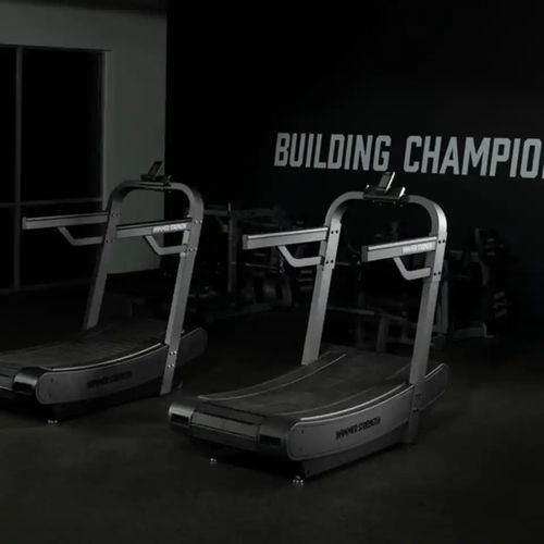 Изогнутая беговая дорожка - HD - Life Fitness